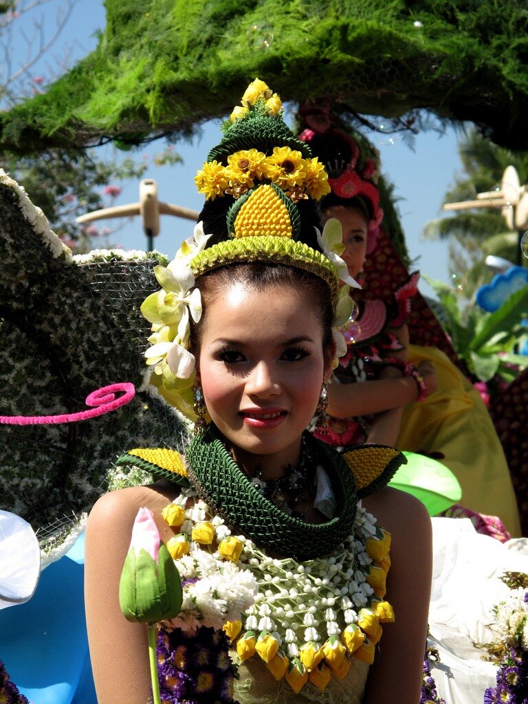 Праздник в тайланде в феврале. Тайланд фестиваль. Тайланд праздник цветов. Головные уборы Тайланда. Праздник цветов в Таиланде 2013.